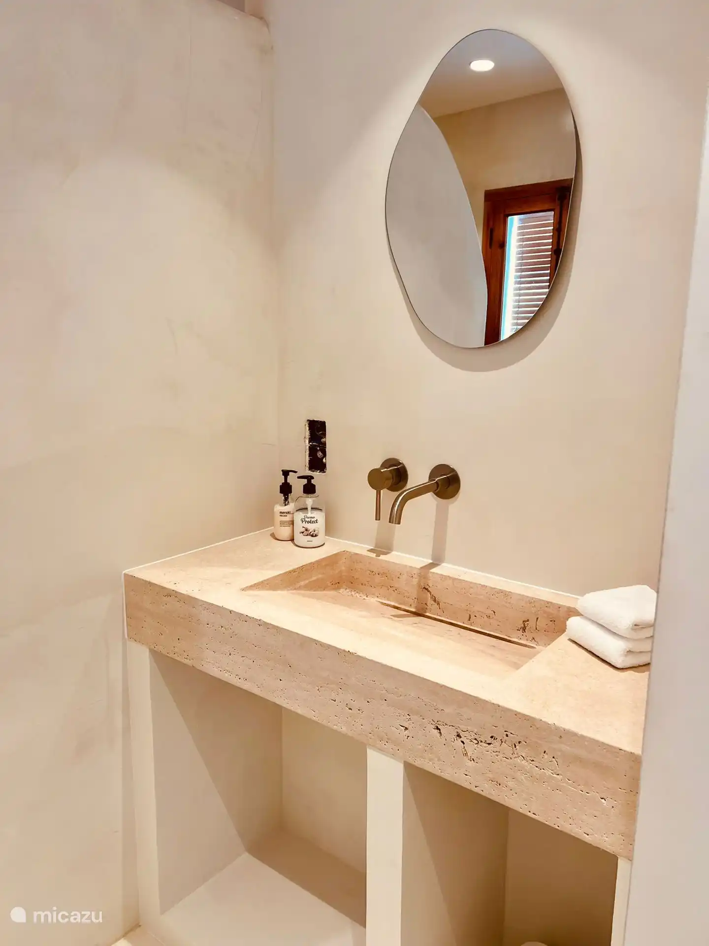 Lavabo travertin badkamer 3.