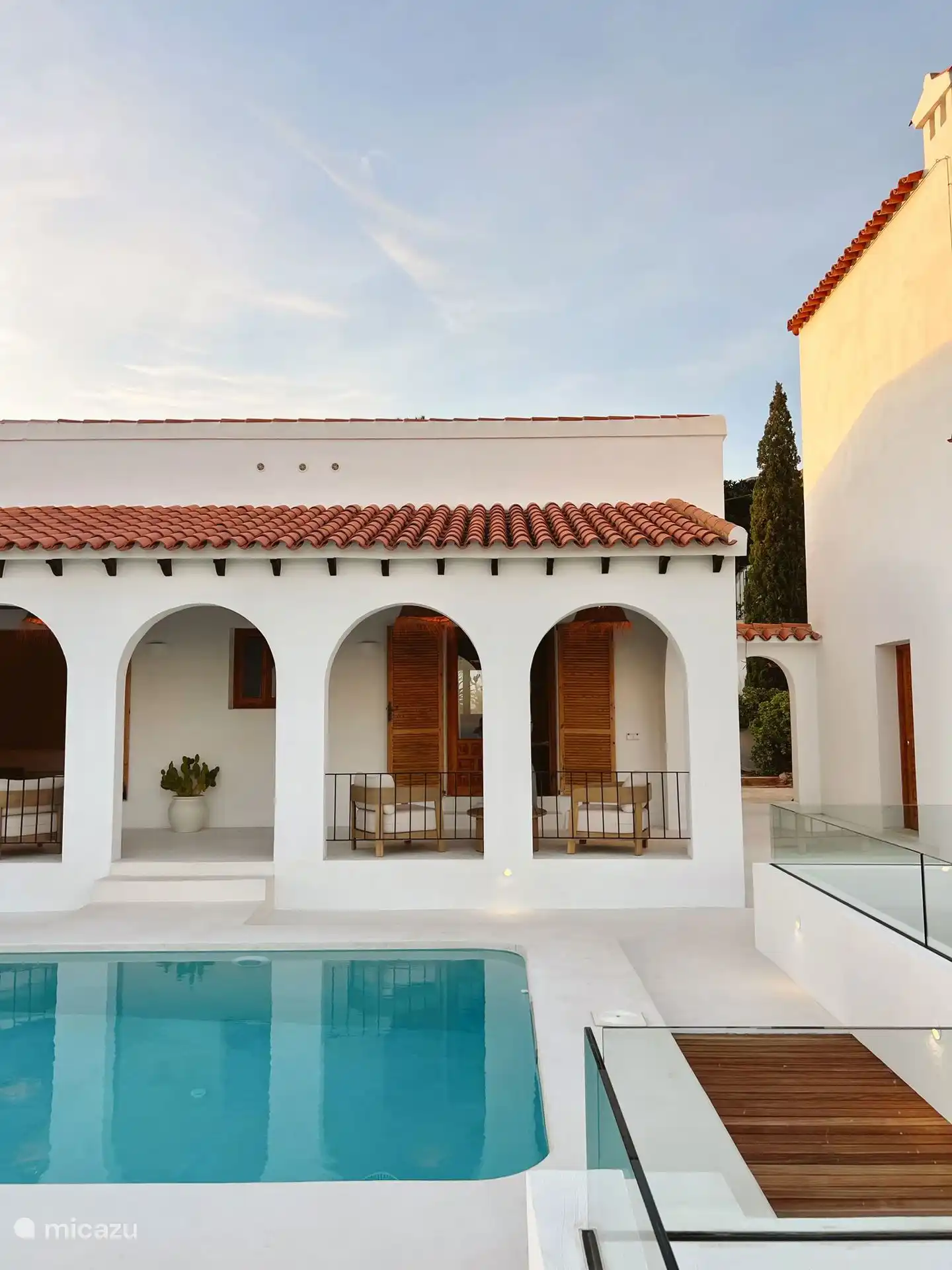 Unité 2, lit king-size, salle de bain complète avec baignoire et douche à l’italienne, toilettes.
TV, internet, réfrigérateur, micro-ondes, climatisation.