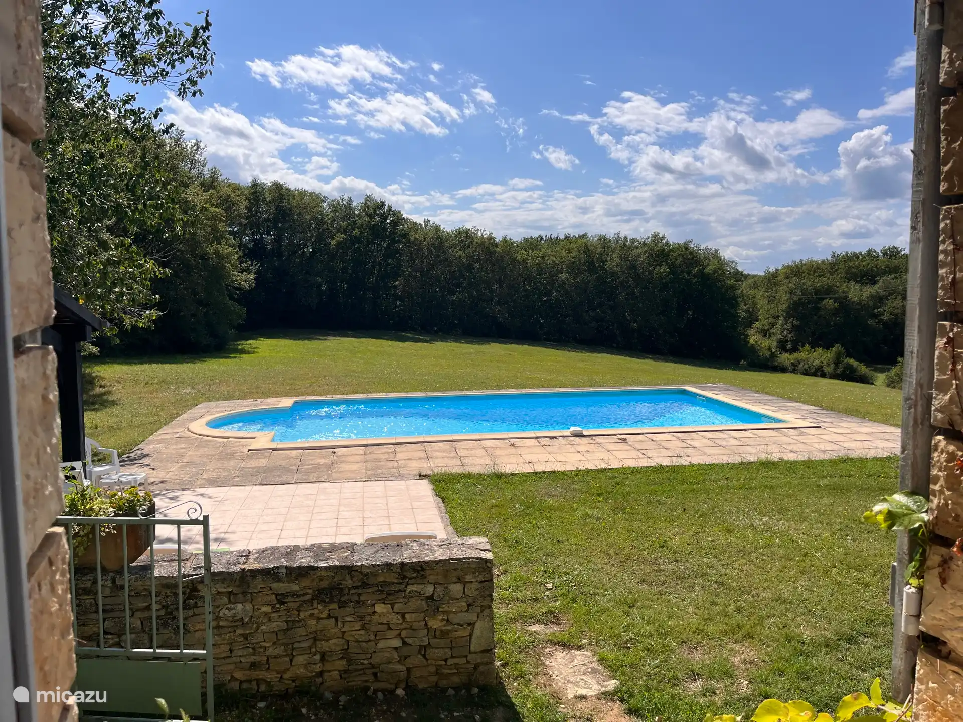 Vista desde la habitación de la torre a la piscina 