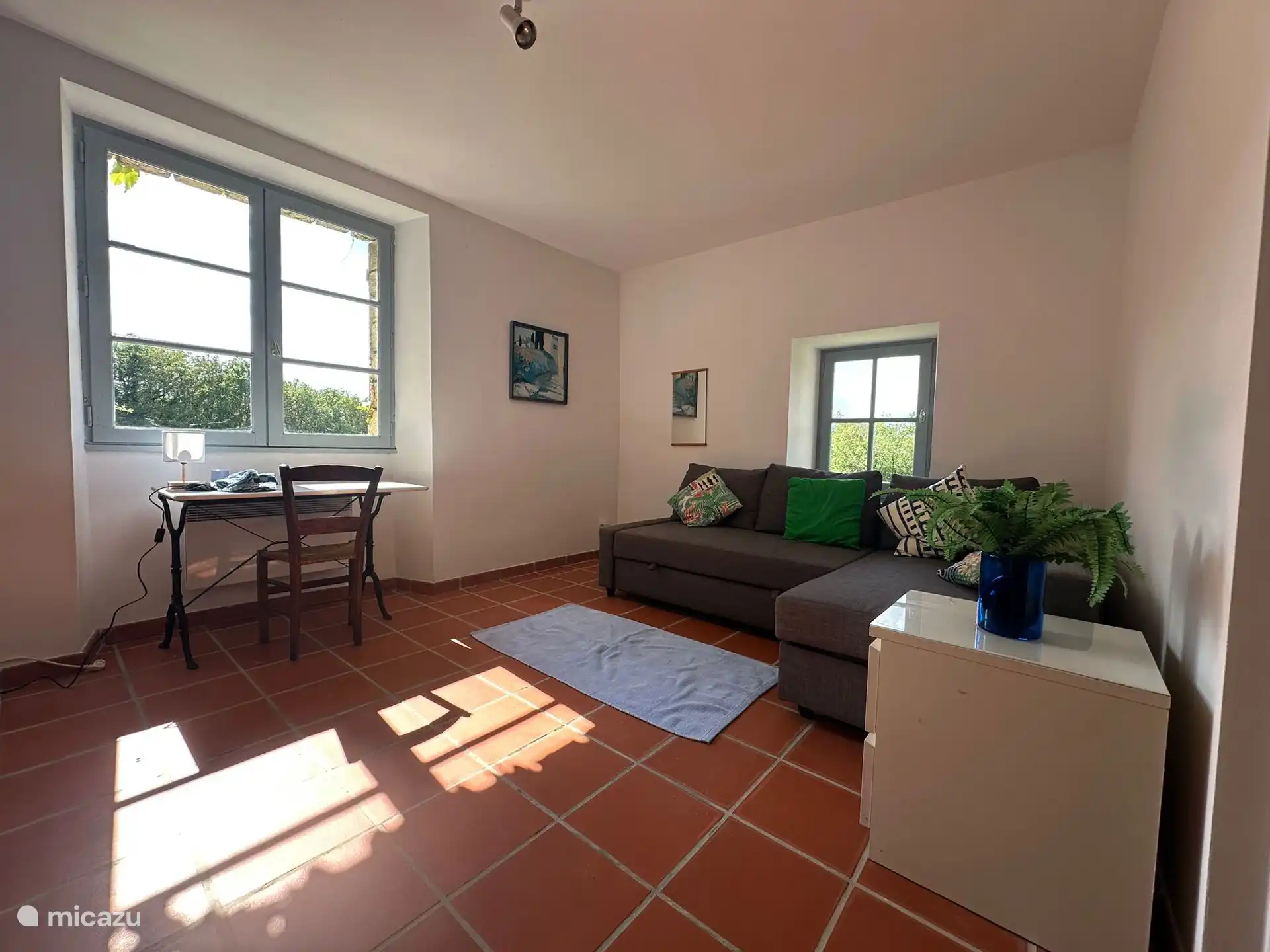 Habitación de la torre en la planta baja que puede usarse como dormitorio doble con baño en suite 