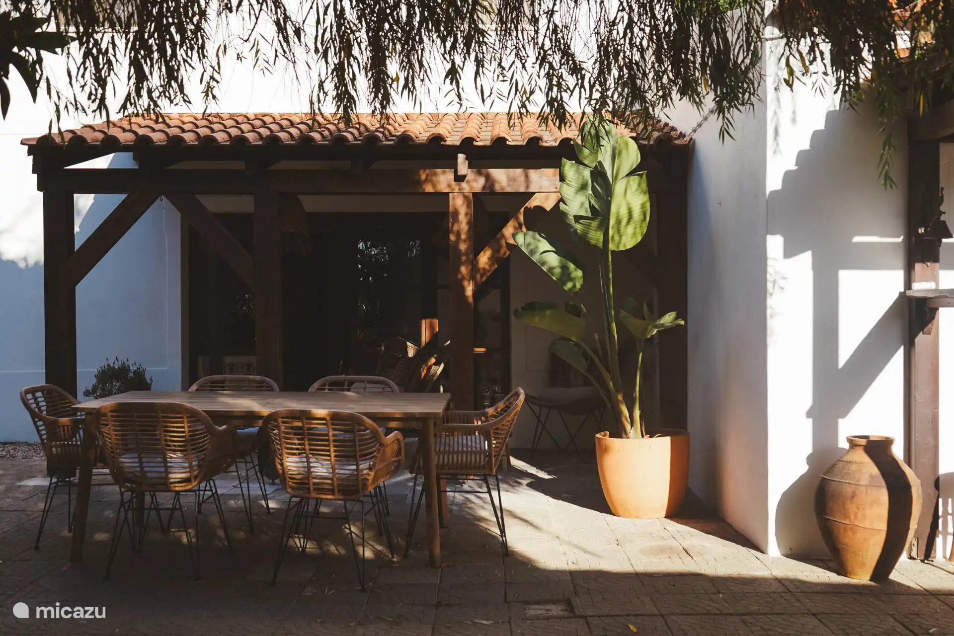 Espace extérieur devant la maison d’hôtes