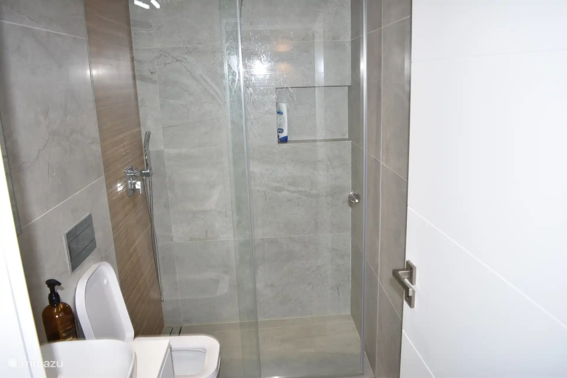 WC de douche (1er étage à gauche)