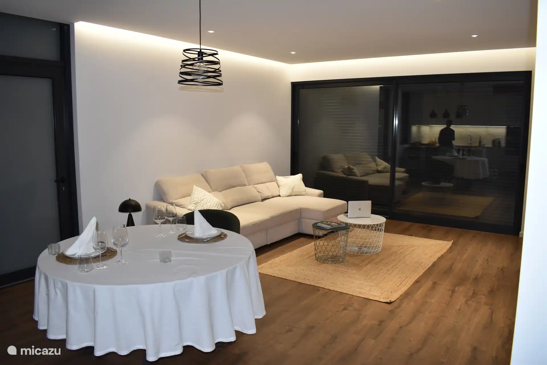 Table à manger (éclairée)