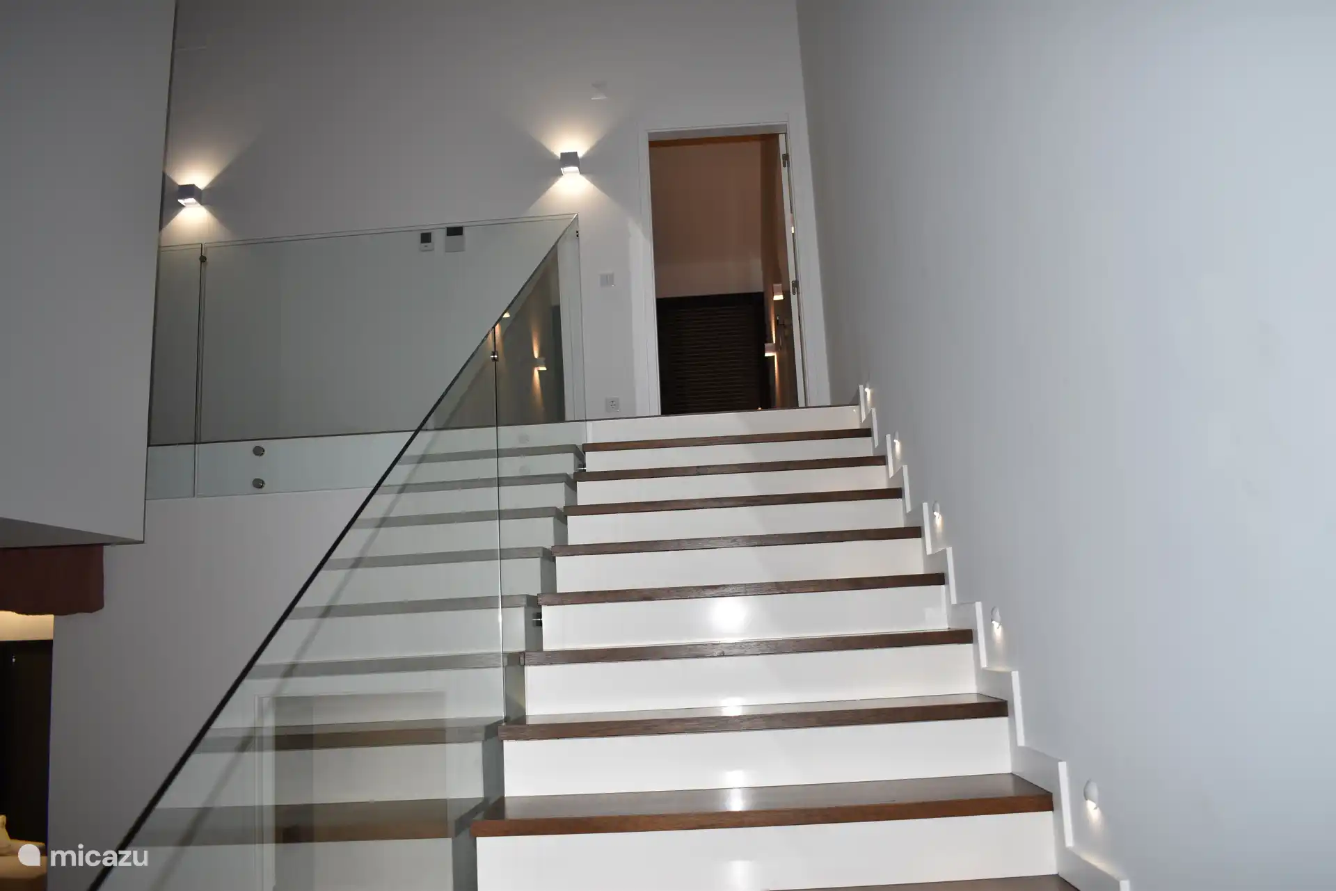 Escalier menant au 1er étage (éclairé)