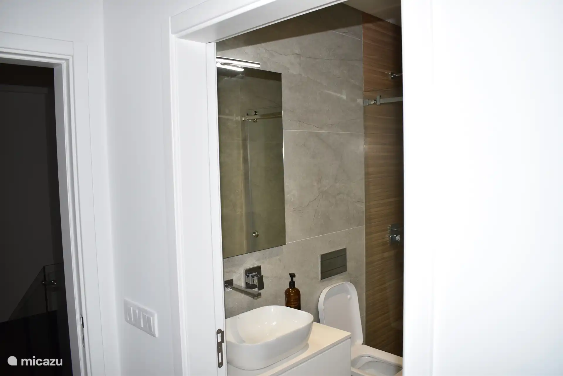 WC de douche (1er étage droit)