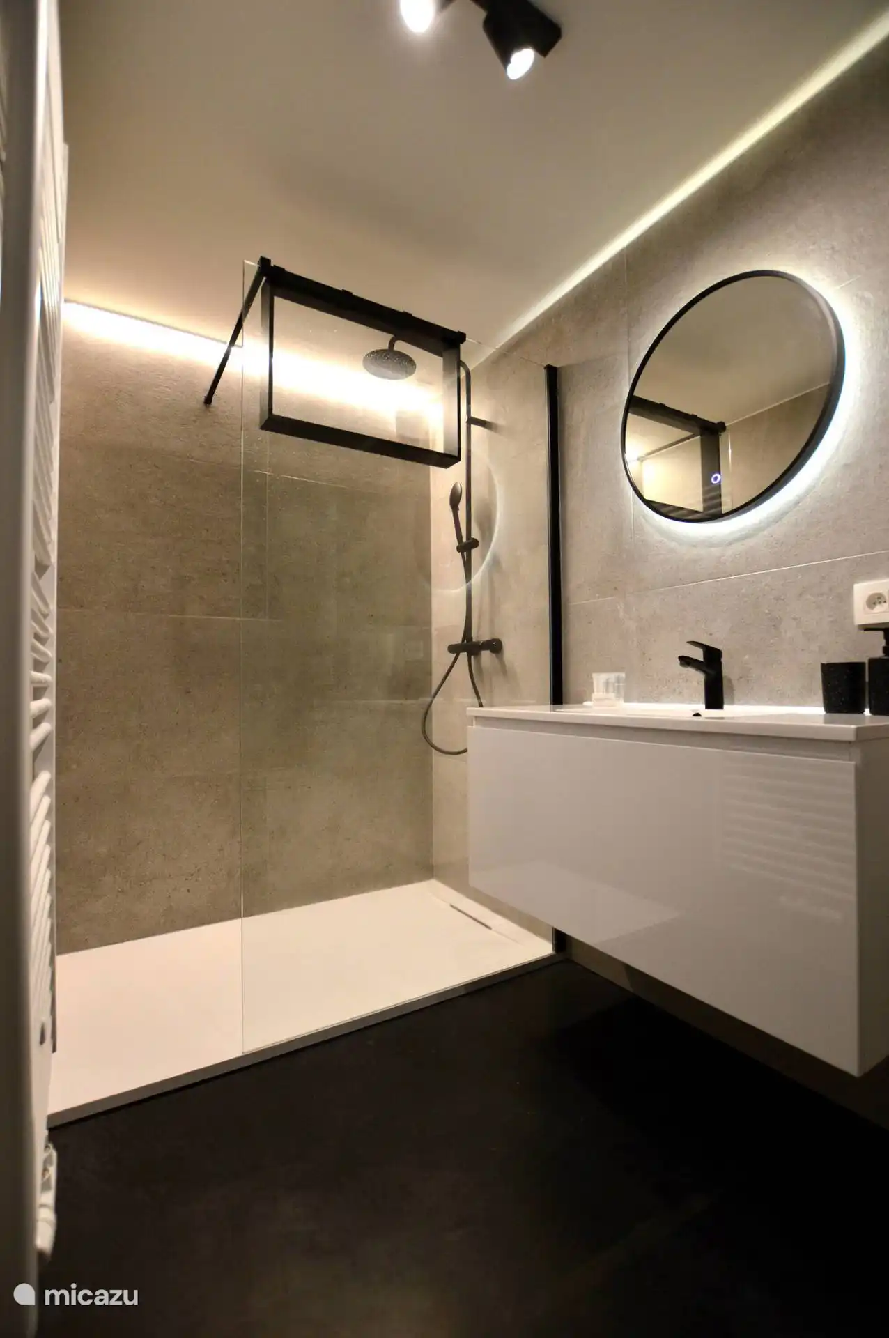 Baño con ducha de lluvia