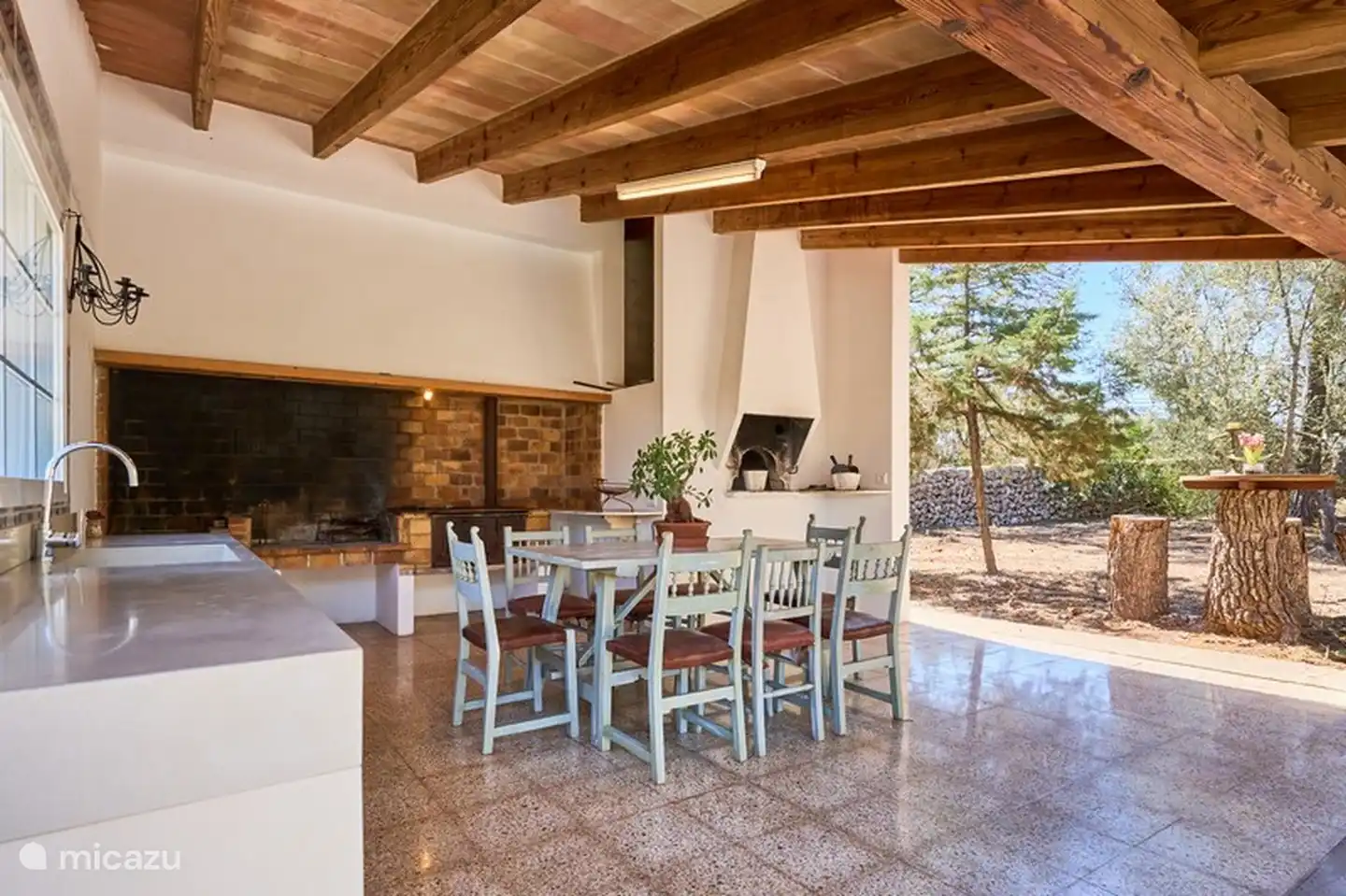 Überdachter Esstisch am überdachten Grill