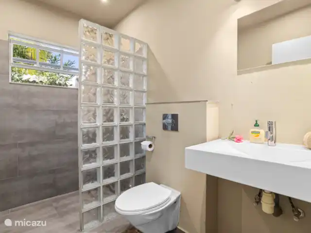 Kas Tres Sol | Bonaire, Bonaire, Belnem - maison de vacances Salle de bain avec douche, lavabo et toilettes.