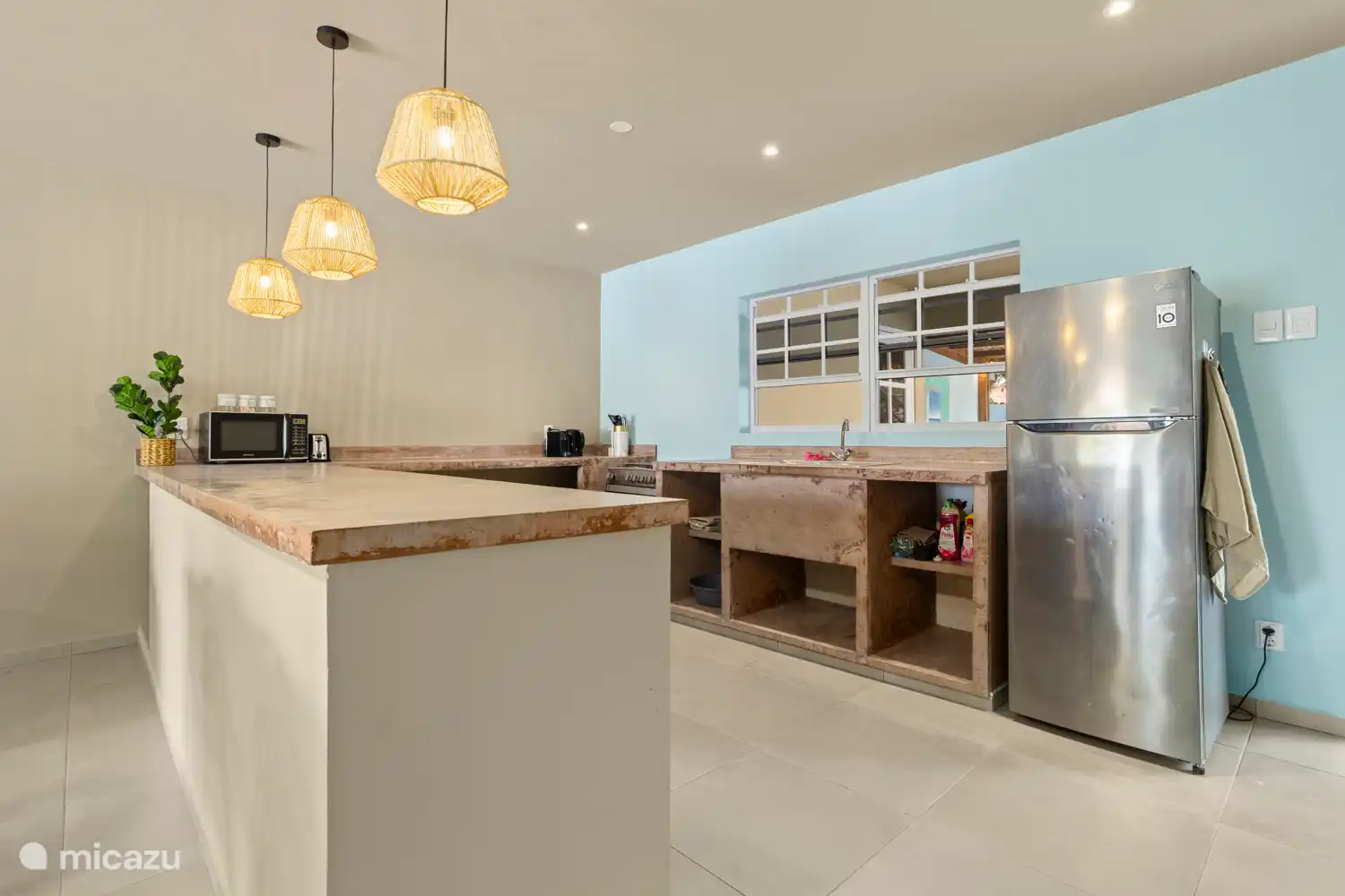 Volledig ingerichte keuken.