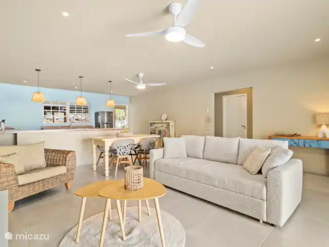 Kas Tres Sol | Bonaire, Bonaire, Belnem - maison de vacances Salon avec canapé-lit confortable, table à manger et cuisine ouverte.