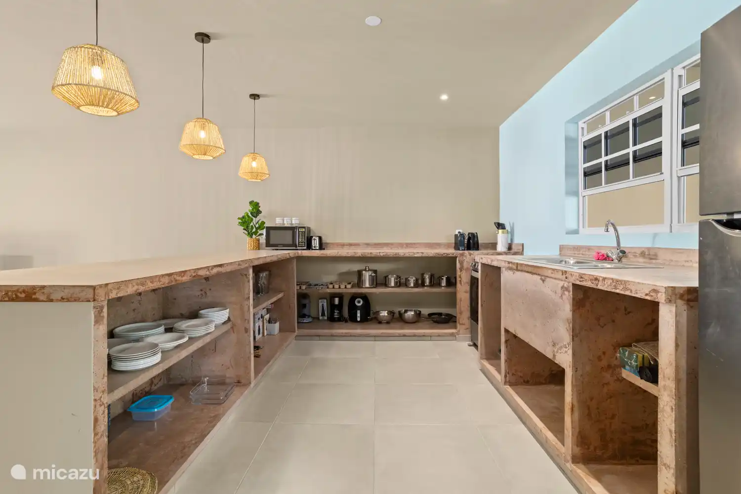 Volledig ingerichte keuken.