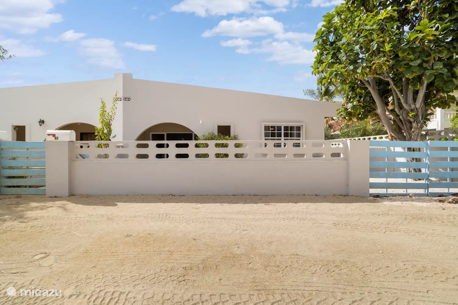 Aanzicht vanaf de E.E.G. Boulevard, tevens parkeren aan de straat.