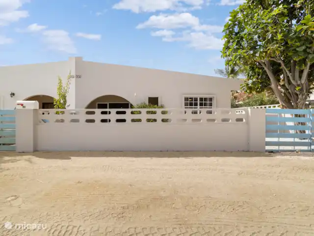 Kas Tres Sol | Bonaire, Bonaire, Belnem - maison de vacances Vue depuis le boulevard E.E.G., également parking dans la rue.