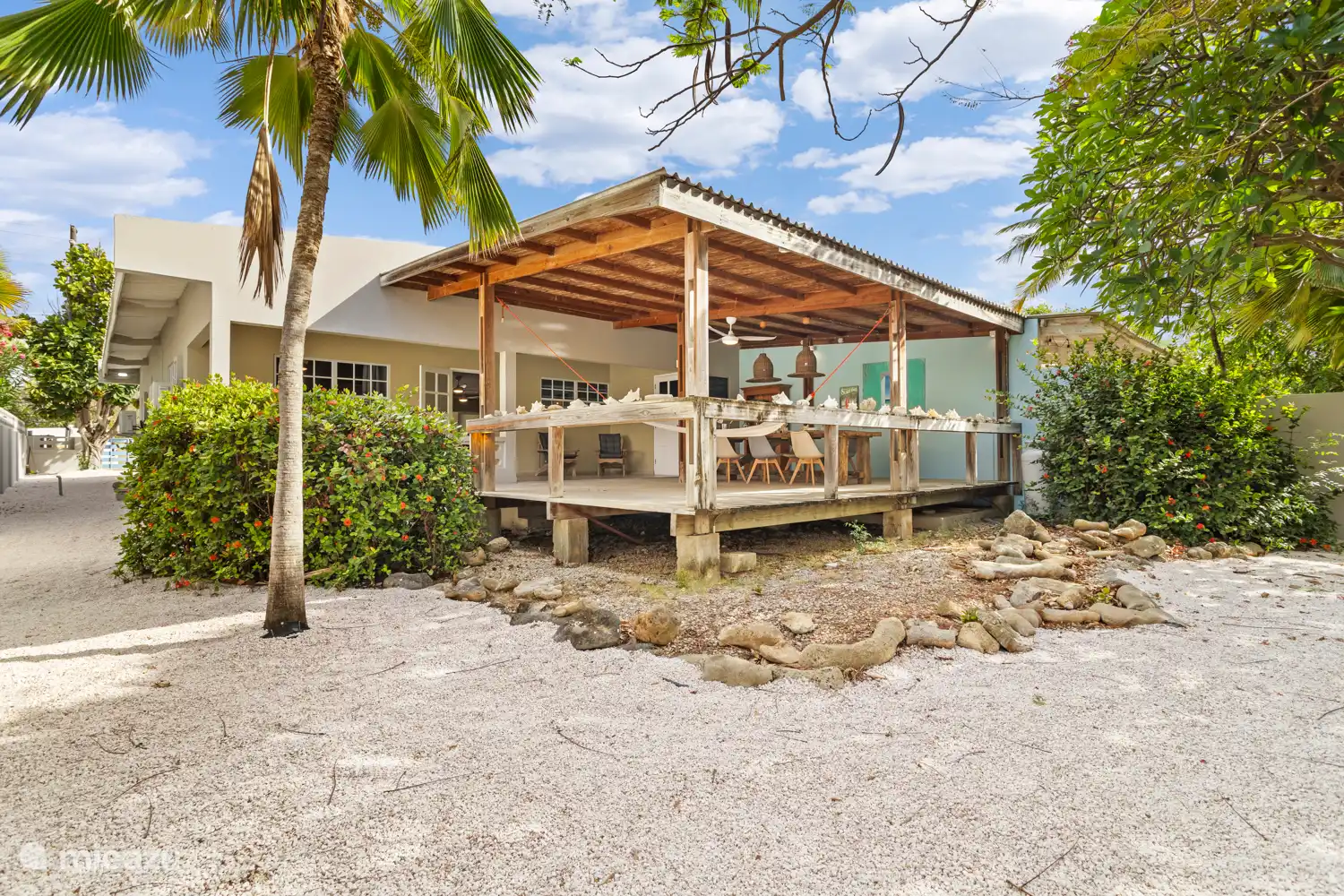 Veranda vanuit de tuin gezien.