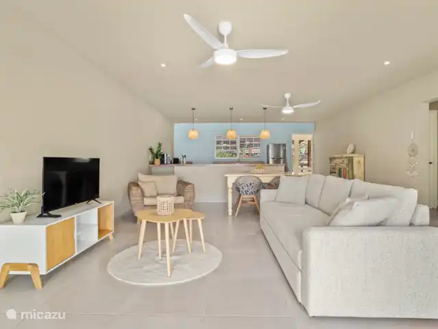 Kas Tres Sol | Bonaire, Bonaire, Belnem - maison de vacances Salon avec canapé-lit confortable, TV, table à manger et cuisine ouverte.