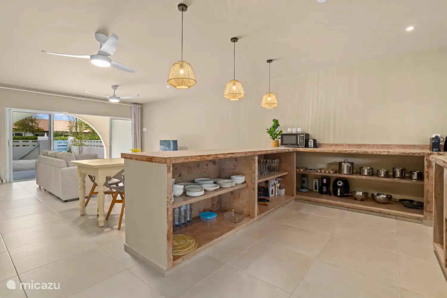 Volledig ingerichte keuken.