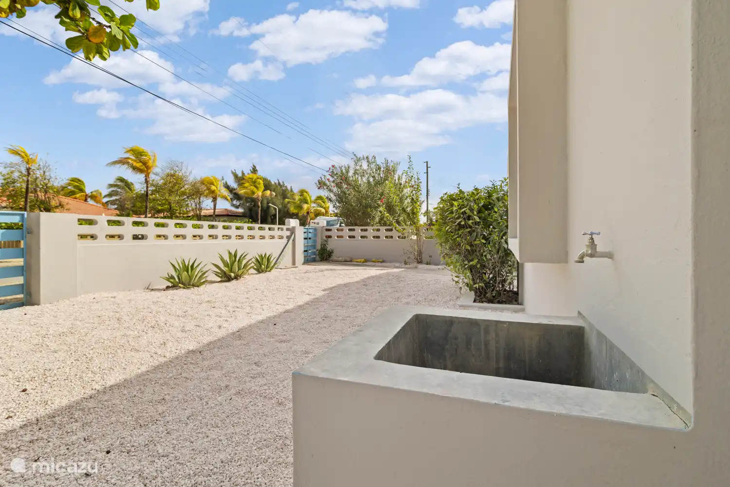 Spoelbak voor surf-, duik- of snorkelspullen.