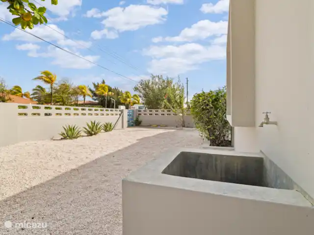 Kas Tres Sol | Bonaire, Bonaire, Belnem - maison de vacances Réservoir de rinçage pour le matériel de surf, de plongée ou de snorkeling.