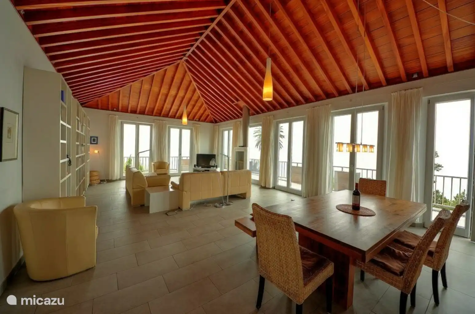 Vom Wohnzimmer aus können Sie auf den Balkon treten, von dem aus Sie auf das Meer blicken.