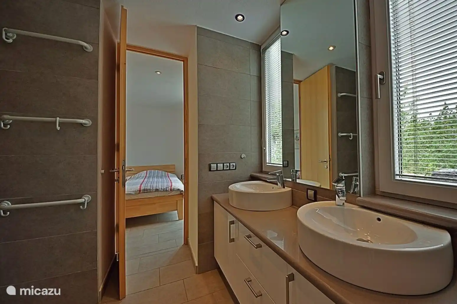 Badezimmer 1 verfügt über eine Regendusche, zwei Waschbecken, einen Haartrockner und eine Toilette.