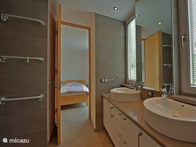 Villa Atlántico  en España, La Palma, Tijarafe - villa El baño 1 tiene una ducha de lluvia, dos lavabos, un secador de pelo y un inodoro.