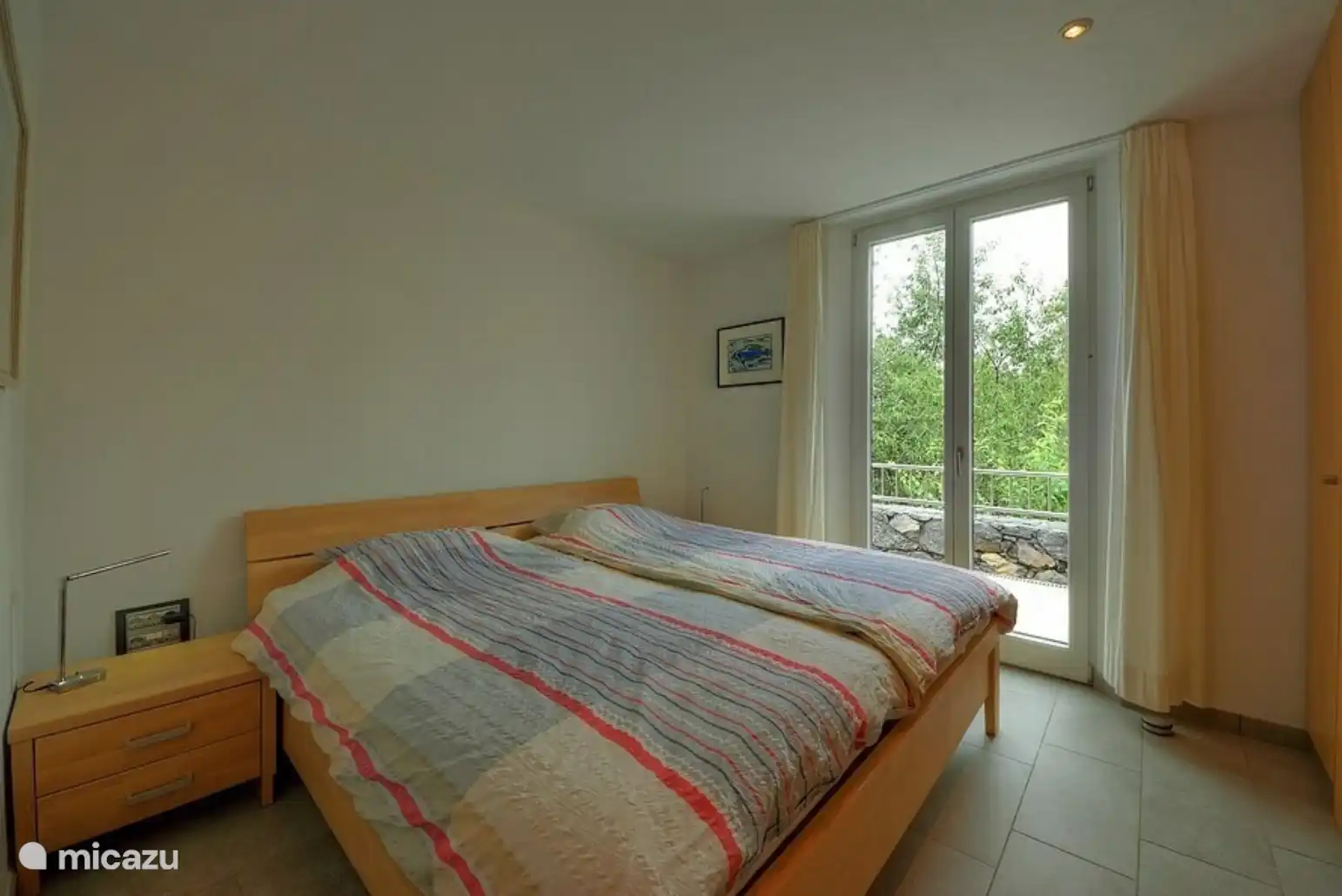 Schlafzimmer 4 verfügt ebenfalls über ein Doppelbett und Zugang zur Außenterrasse.