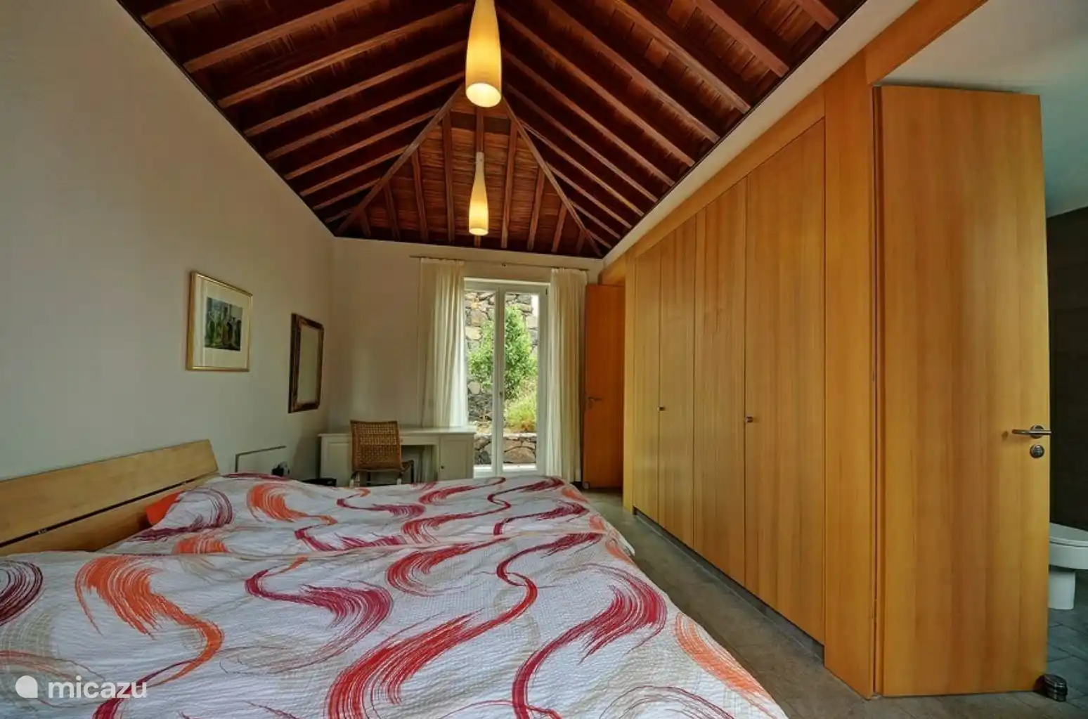 Schlafzimmer 2 verfügt über ein Doppelbett, viel Stauraum und Zugang zur Außenterrasse.