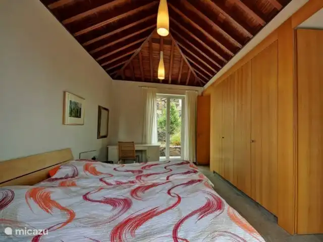 Villa Atlántico  en España, La Palma, Tijarafe - villa El dormitorio 2 tiene una cama doble, mucho espacio en el armario y acceso a la terraza exterior.