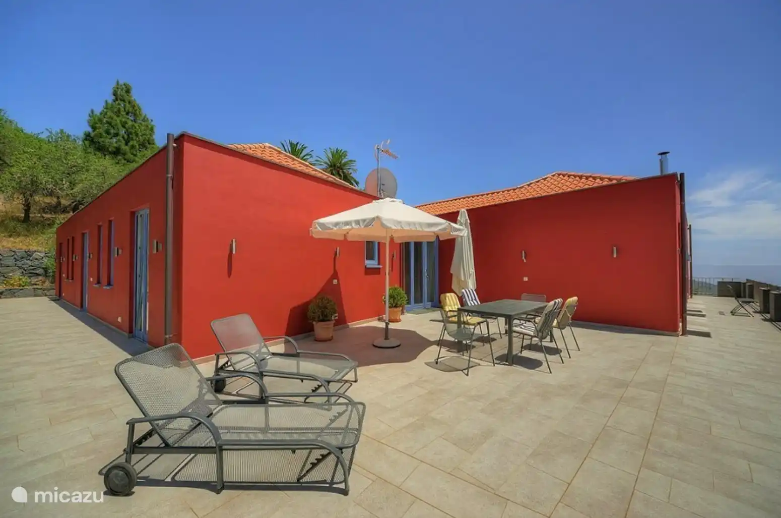 Ausgestattet mit Sonnenliegen und Gartenmöbeln mit einem hohen Maß an Komfort.