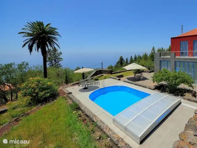 Villa Atlántico  en España, La Palma, Tijarafe - villa La villa tiene una piscina privada (8,4 x 4,2 m) climatizada y tiene techo.