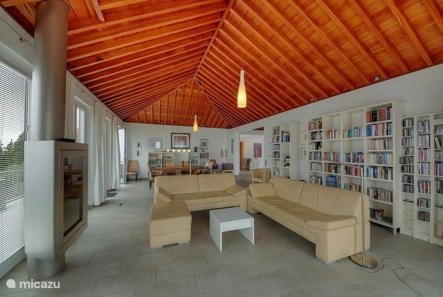 Eine schöne Holzdecke sorgt für Atmosphäre im Raum.