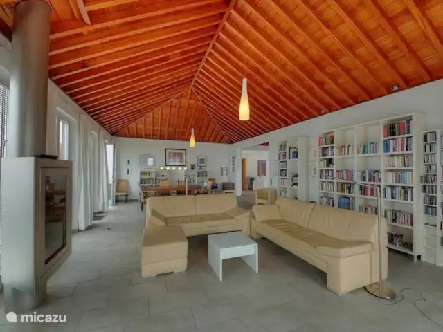 Villa Atlántico  en España, La Palma, Tijarafe - villa Un hermoso techo de madera crea ambiente en la habitación.