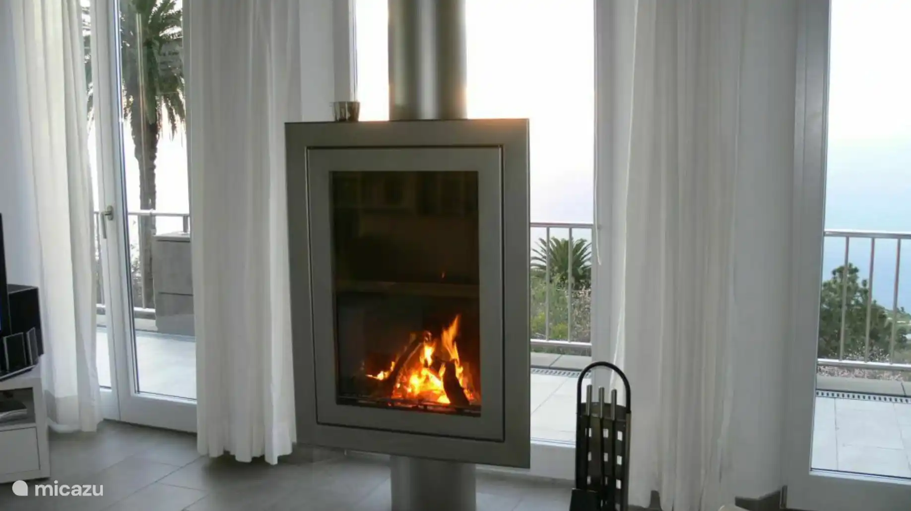 Der moderne Kamin bringt Atmosphäre in den Raum.