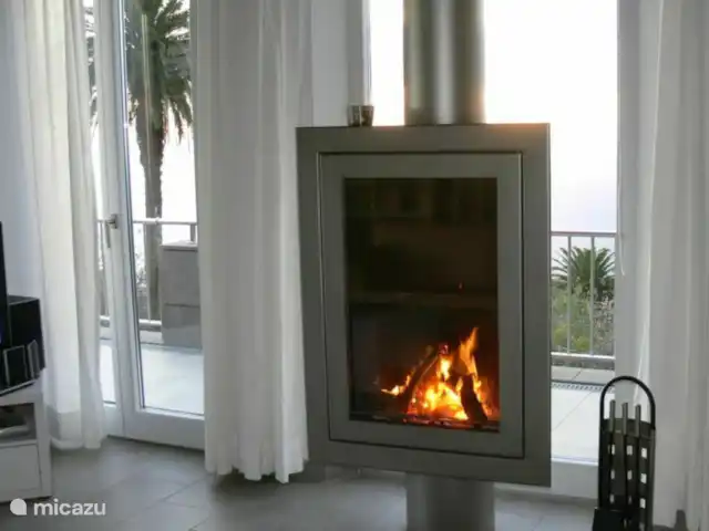 Villa Atlántico  en España, La Palma, Tijarafe - villa La moderna chimenea añade ambiente a la habitación.