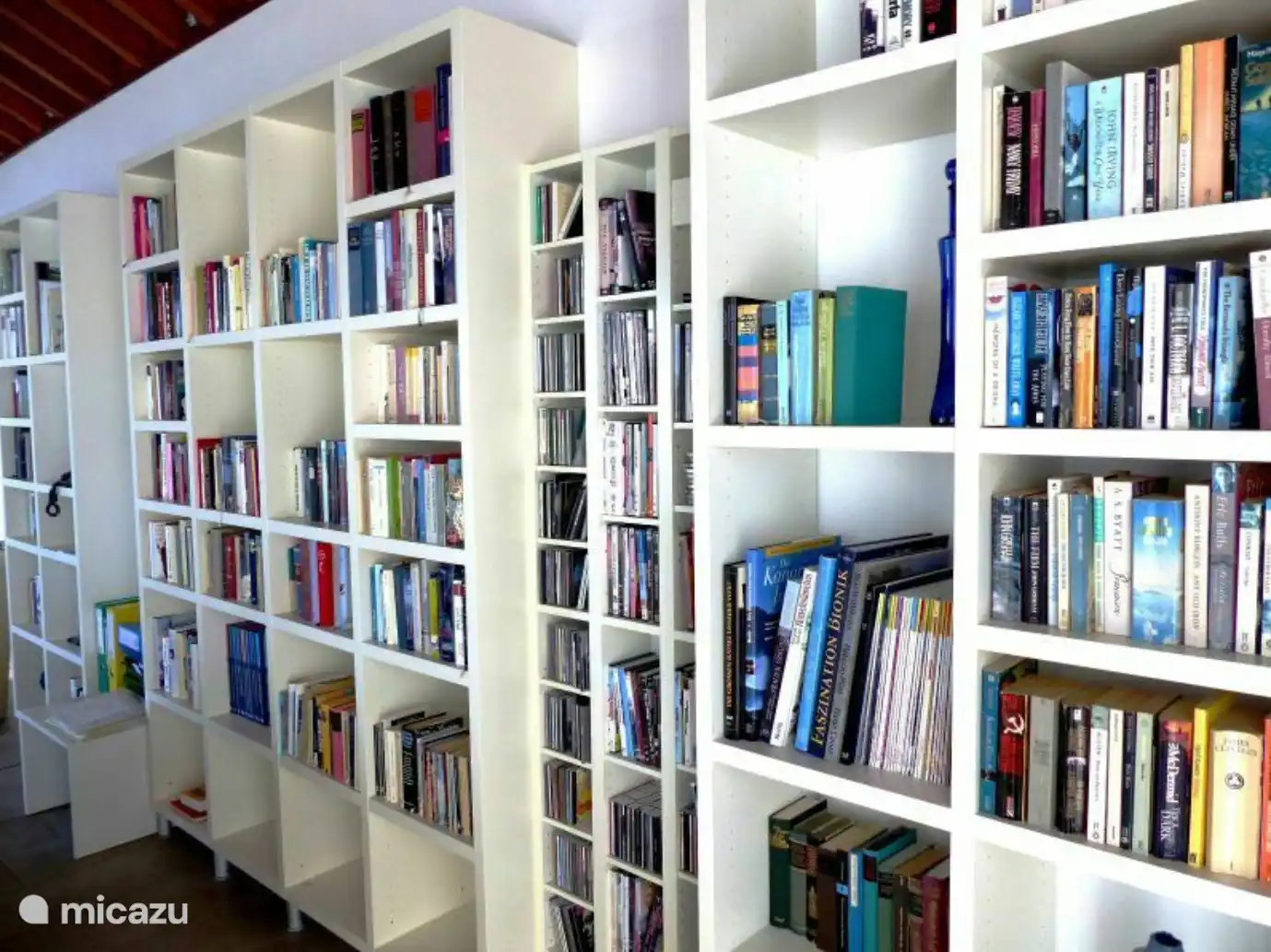 Das Wohnzimmer hat ein riesiges Bücherregal, es ist für jeden etwas dabei.