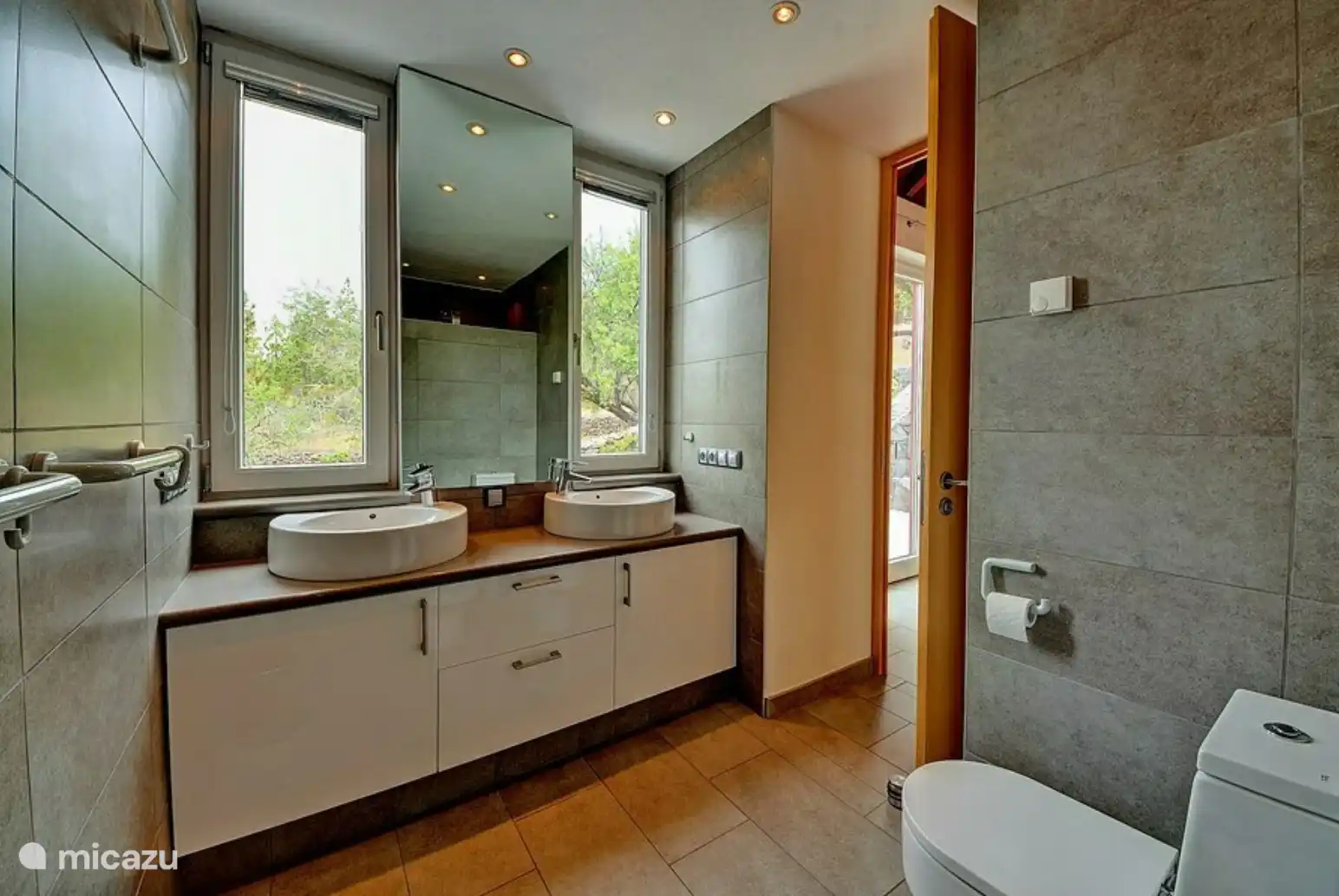 Badezimmer 2 verfügt über eine Regendusche, zwei Waschbecken, einen Haartrockner und eine Toilette.