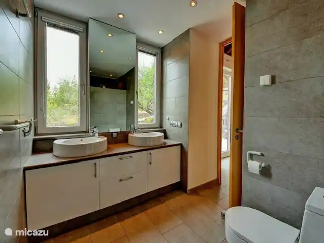 Villa Atlántico  en España, La Palma, Tijarafe - villa El baño 2 tiene una ducha de lluvia, dos lavabos, un secador de pelo y un inodoro.