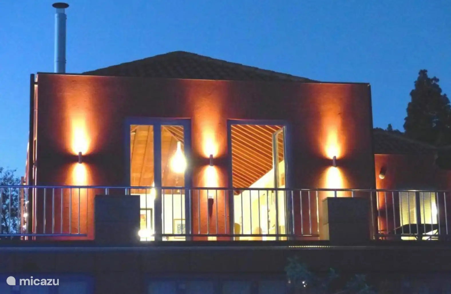 Die Beleuchtung im Garten sorgt abends für Atmosphäre.