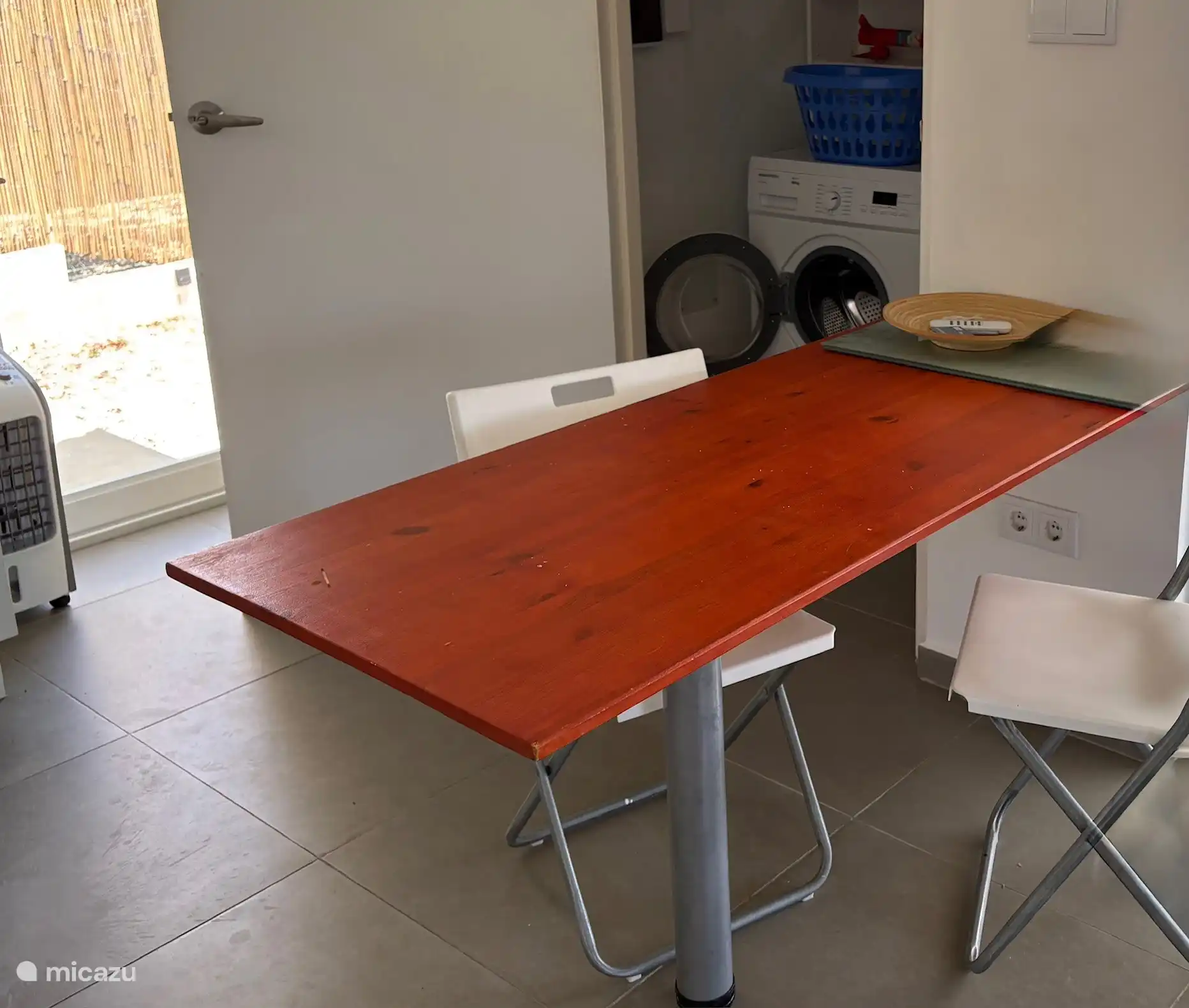 Een kleine tafel in de keuken - voor een snelle koffie of werken op de laptop