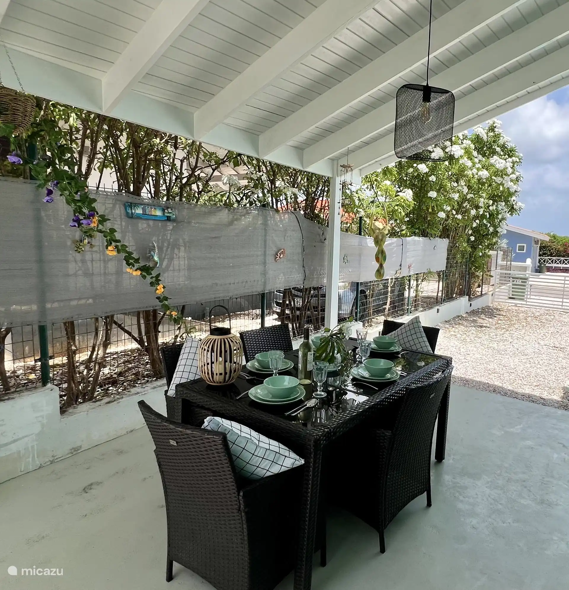 De tafel is gedekt voor maximaal 5 personen
Foto: R. Gill