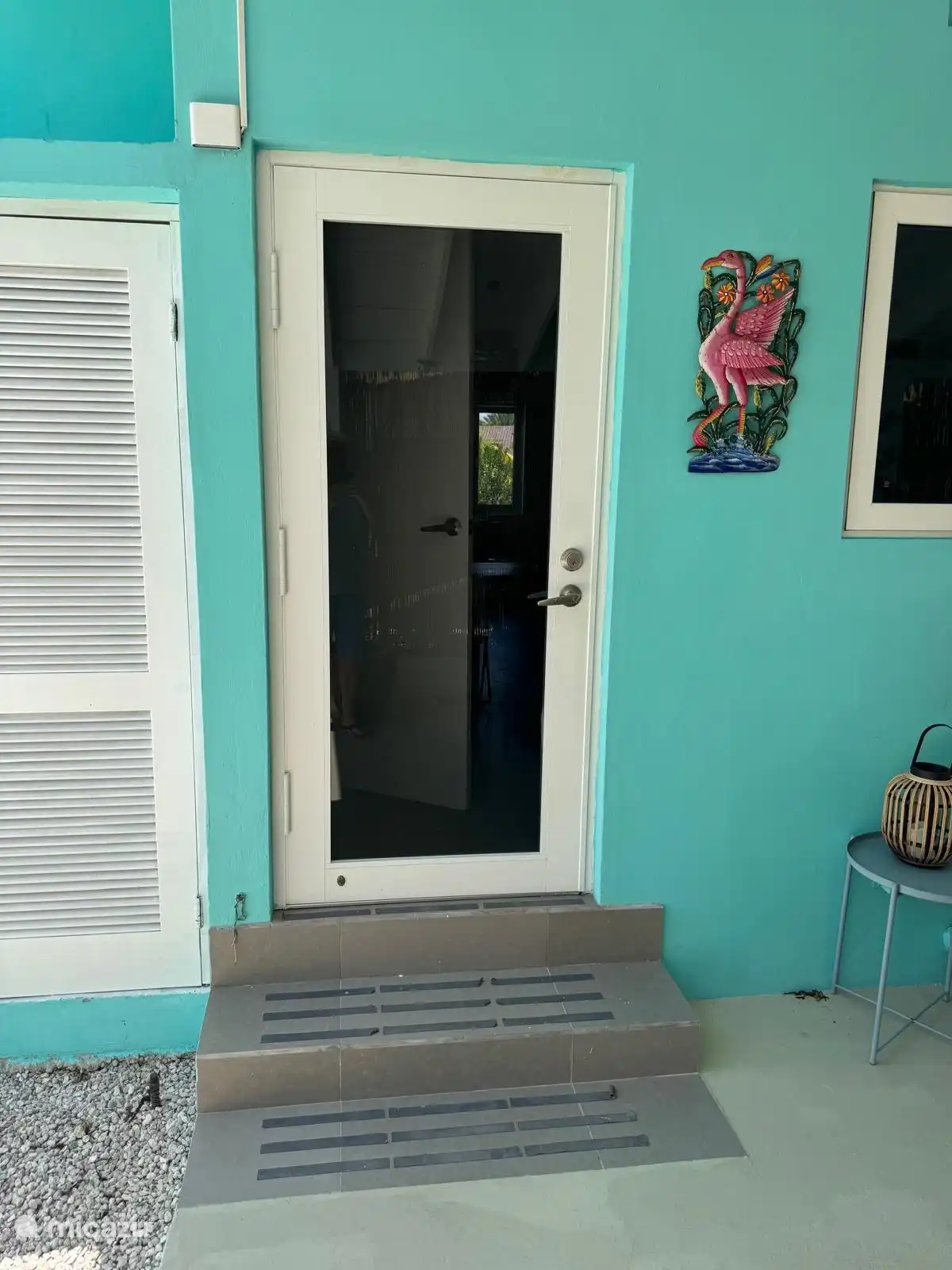 Vanuit de keuken kunt u direct naar de zithoek buiten