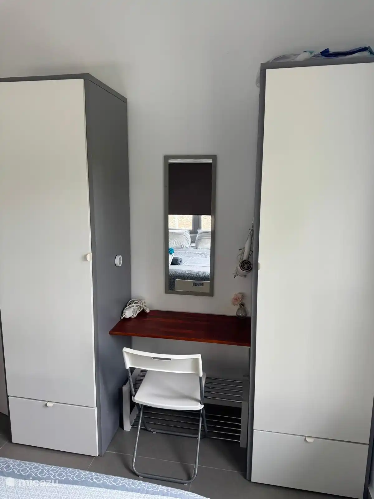 Beide slaapkamers zijn voorzien van twee kledingkasten en een praktische kaptafel.