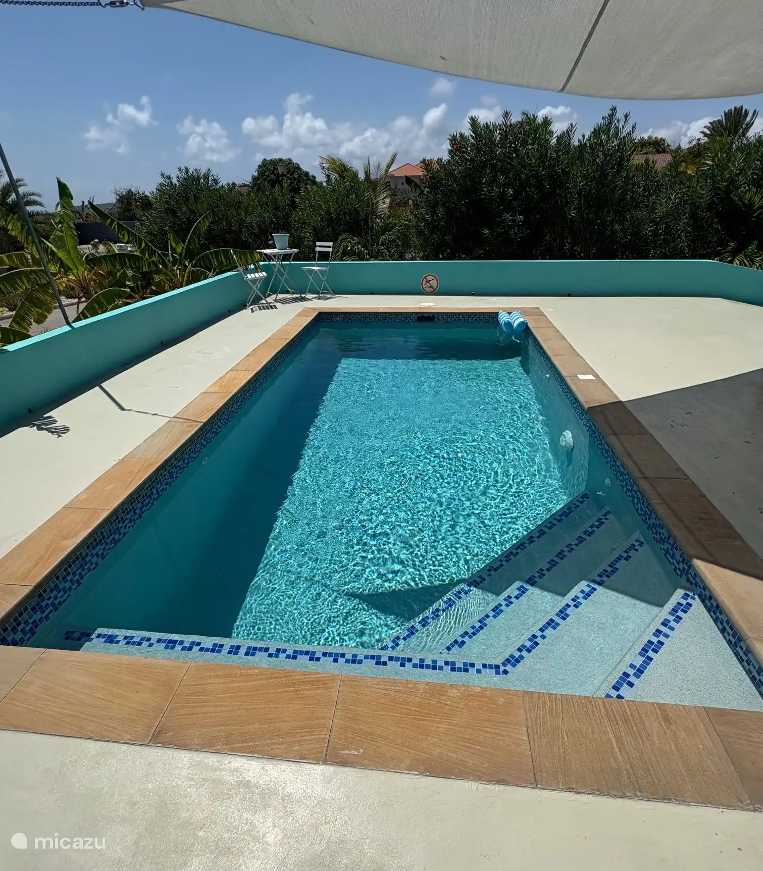 Het zwembad van 6 x 3 m nodigt uit tot verfrissing.