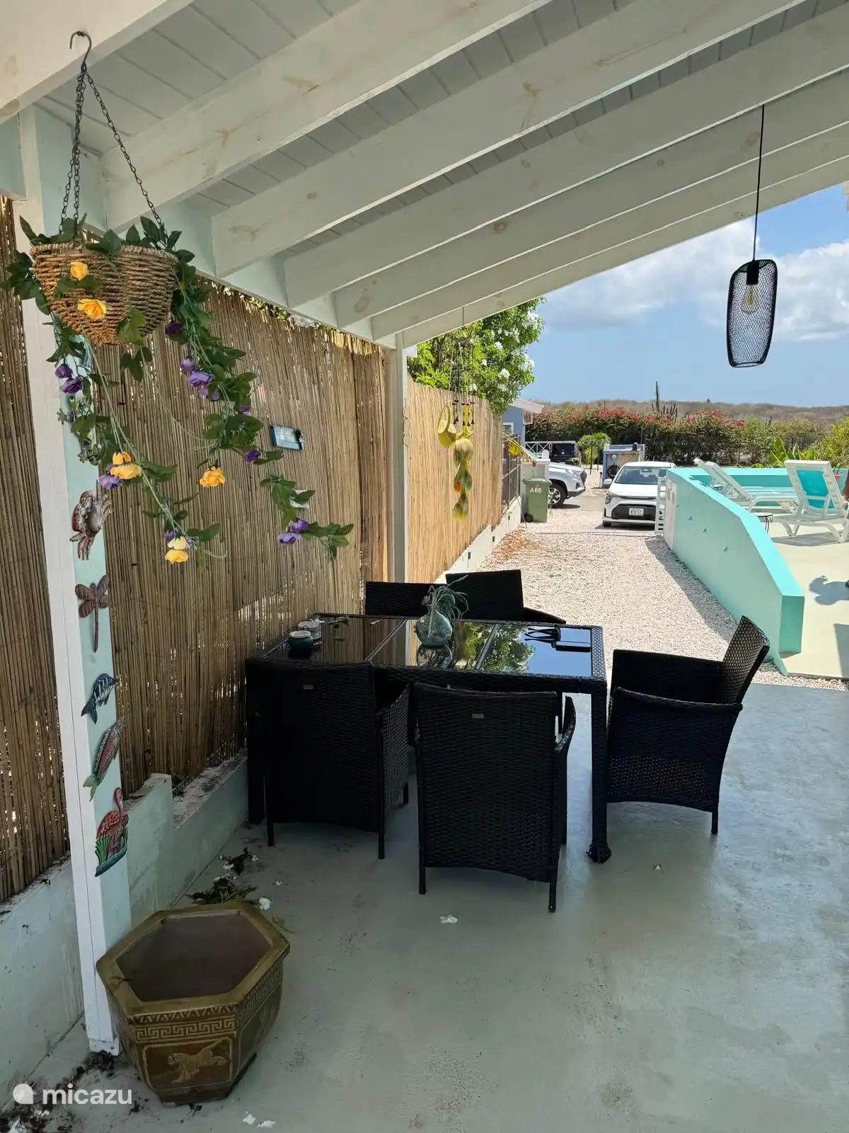 Een nieuwe bamboe staafmat omheining biedt privacy aan het naburige pand