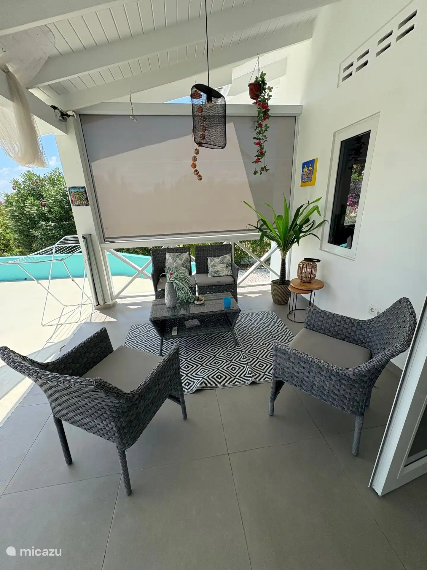 Op het lounge terras voor het huis kunt u 's avonds genieten van de zonsondergang