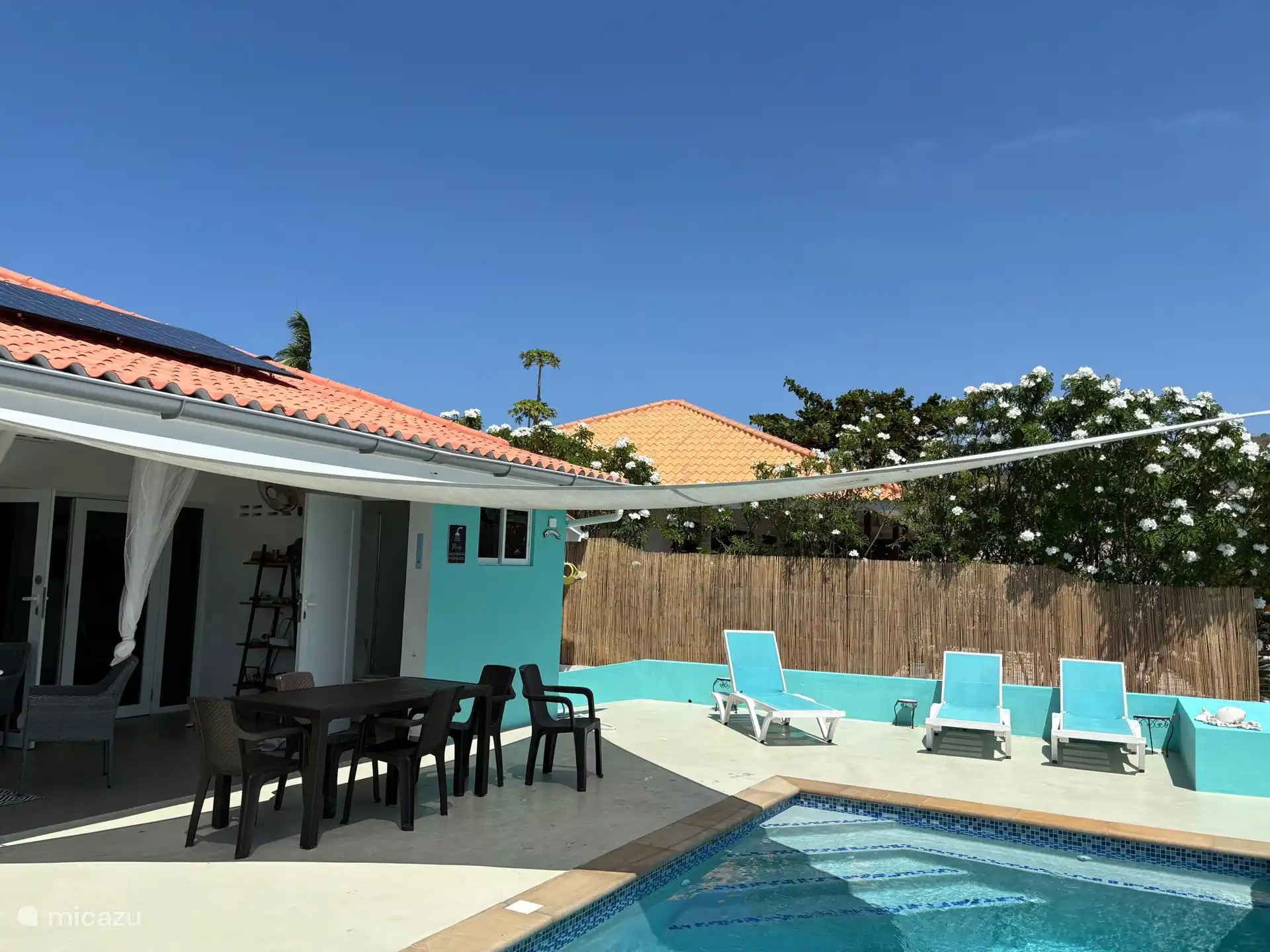 Eerst genieten van de zon op de ligstoel en daarna een hapje eten in de schaduw