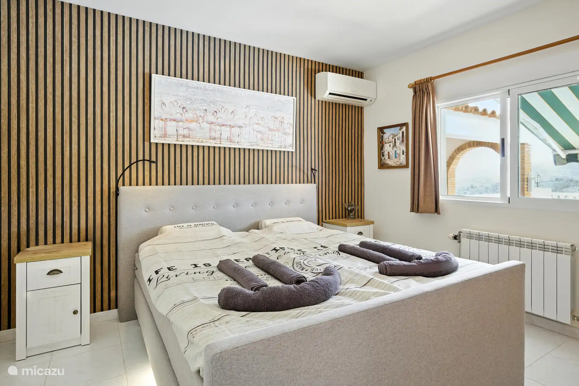 Schlafzimmer 1 mit Kingsize-Größe 180x200 cm. Boxspringbett und Badezimmer en-suite. 