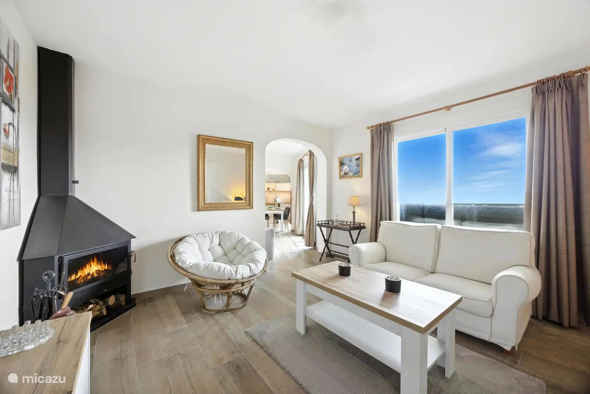 Wohnzimmer mit Kamin 