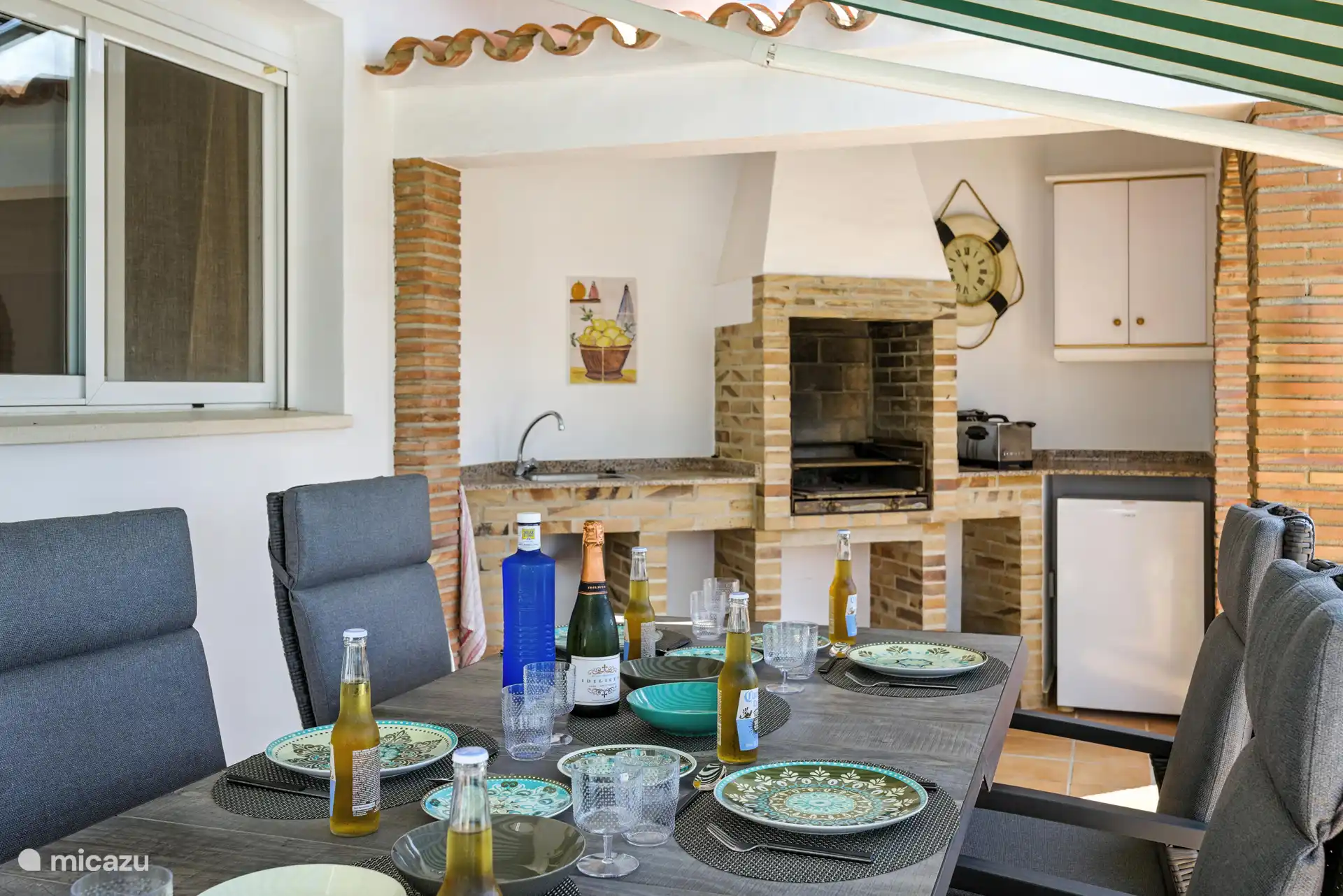 Außenküche mit Grill und Kühlschrank 