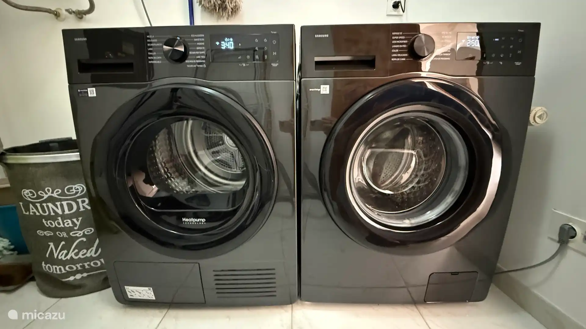 Separate Waschküche mit Waschmaschine und Wärmepumpentrockner. 